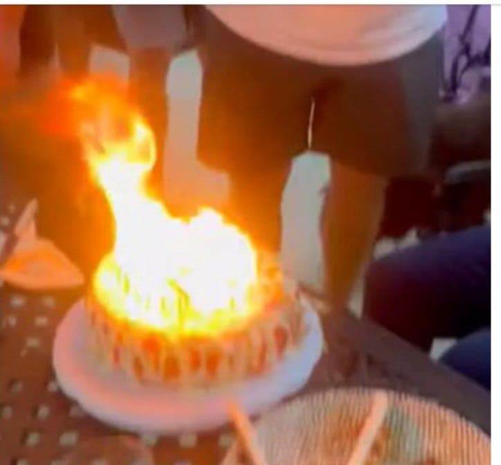 Video: festejaban el cumpleaños de la abuela y la torta se prendió fuego porque tenía muchas velas