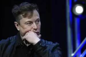 Musk ante la ratificación de la suspensión a X en Brasil: “De Moraes merece cárcel»