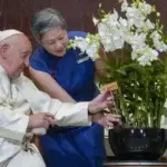 El papa se maravilla por los rascacielos de Singapur y pide que no se olvide a los migrantes