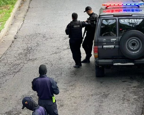 Opositores asilados denuncian que policías 