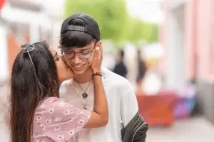 Disminuyen los besos entre estudiantes de secundaria tras la pandemia