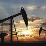 El petróleo de Texas supera los 77 dólares, pendiente de ataque de Israel contra Irán