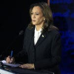 Kamala Harris pospone su discurso tras unos resultados en clara desventaja frente a Trump