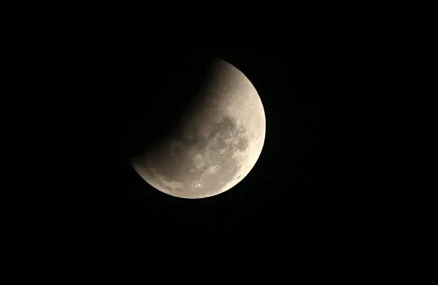 La “superluna” de hoy mostrará un pequeño eclipse parcial de madrugada