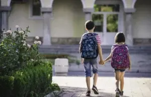 Controlar el peso de la mochila es clave para prevenir dolores de espalda en los niños