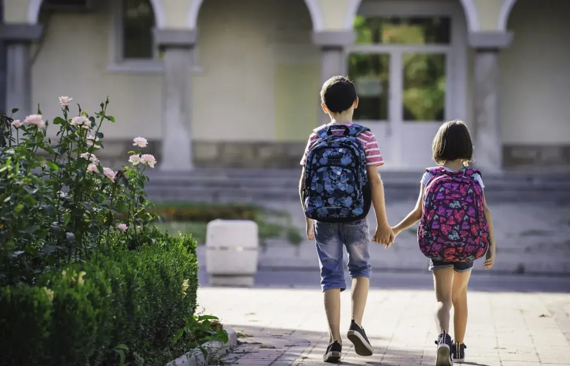 Controlar el peso de la mochila es clave para prevenir dolores de espalda en los niños