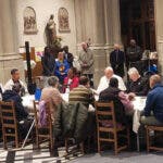 El papa desayuna con las personas sin hogar en la parroquia de San Gilles en Bélgica