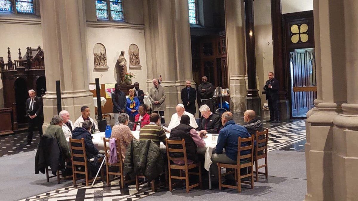 El papa desayuna con las personas sin hogar en la parroquia de San Gilles en Bélgica