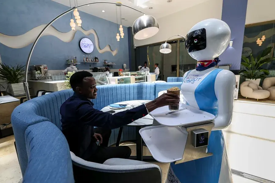 Robot Café, el primer restaurante de África del Este en el que la camarera es un androide