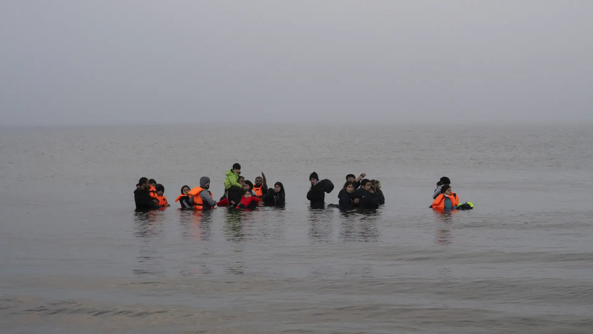 Al menos 13 migrantes mueren tras naufragio de barco con decenas de migrantes en Canal de la Mancha