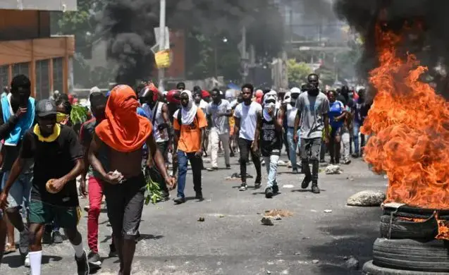 Gobierno haitiano, en alerta tras ataque de bandas armadas que dejó más de 70 muertos