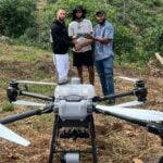 Jóvenes emprenden fumigando con drones en predios agrícolas en San Juan