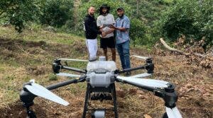 Jóvenes emprenden fumigando con drones en predios agrícolas en San Juan