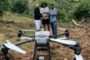 Jóvenes emprenden fumigando con drones en predios agrícolas en San Juan