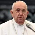 El papa pide a la Iglesia evitar fanatismos y “obsesiones de otro tiempo” en su encíclica