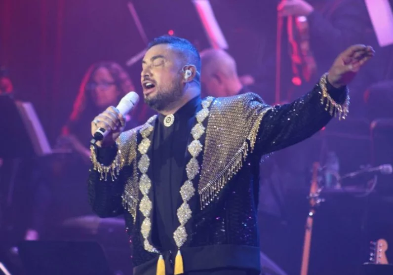 Manny Manuel elige canciones suenen bien en tambora y güira
