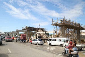 Instalación de las columnas del viaducto elevado que sostendrán el paso de los vagones del metro. José de León