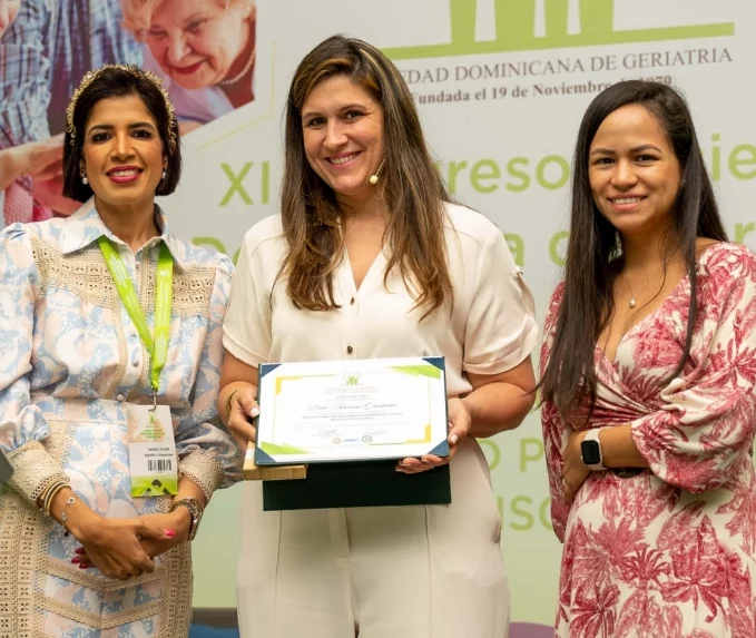 La doctora Karina Quiñones recibe la distinción.