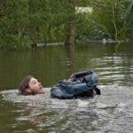 Habitantes de Florida se abren paso por calles inundadas y recogen escombros tras paso de Milton