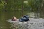 Habitantes de Florida se abren paso por calles inundadas y recogen escombros tras paso de Milton