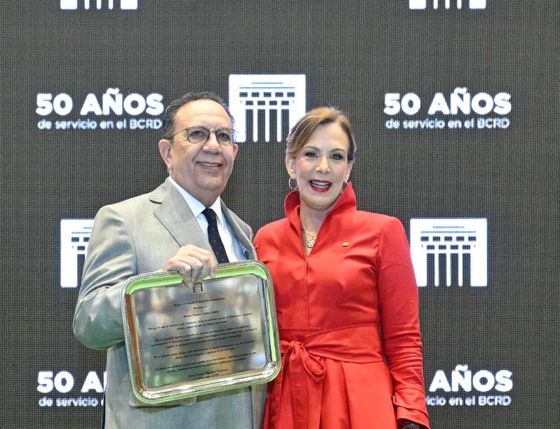 Gobernador Valdez Albizu cumple 50 años al servicio del Banco Central