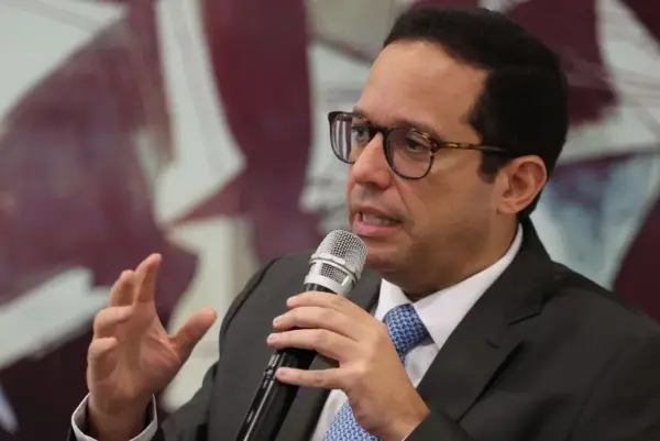 Sigmund Freund, ministro de Administración Pública.