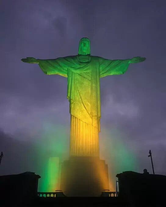 El Cristo Redentor de Río se ilumina de verde y amarillo por el cumpleaños de Pelé