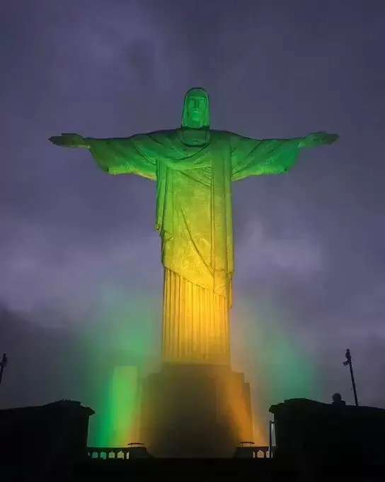 El Cristo Redentor de Río se ilumina de verde y amarillo por el cumpleaños de Pelé