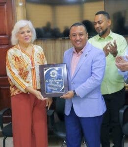 Dominicanos reconocen a funcionario de la JCE