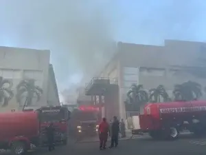 Dos bomberos resultan afectados en incendio de fábrica en zona industrial de Santiago