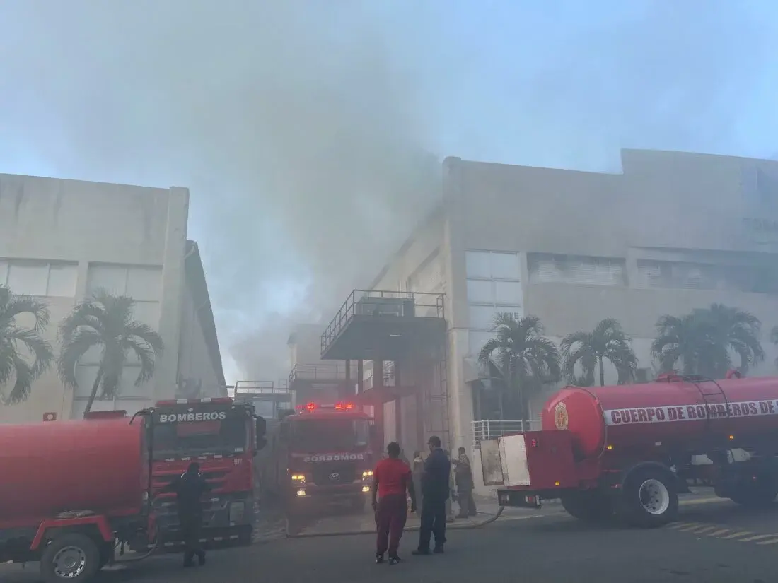 Dos bomberos resultan afectados en incendio de fábrica en zona industrial de Santiago