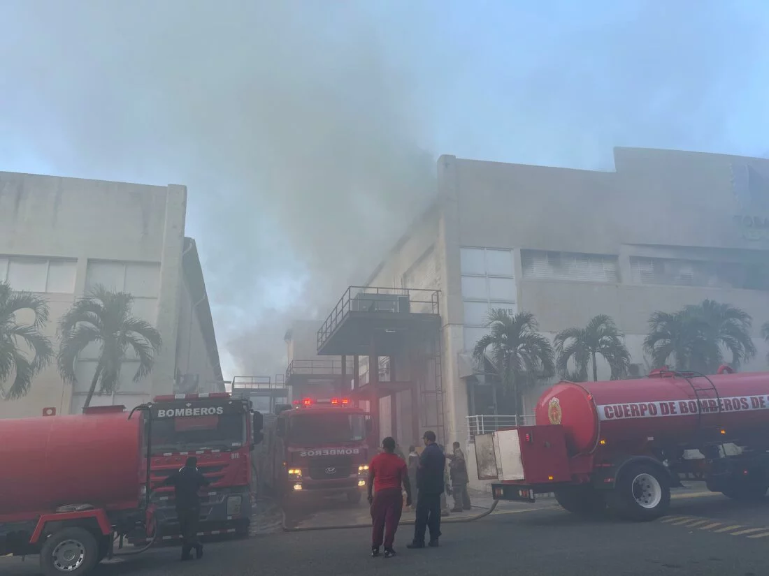 Dos bomberos resultan afectados en incendio de fábrica en zona industrial de Santiago