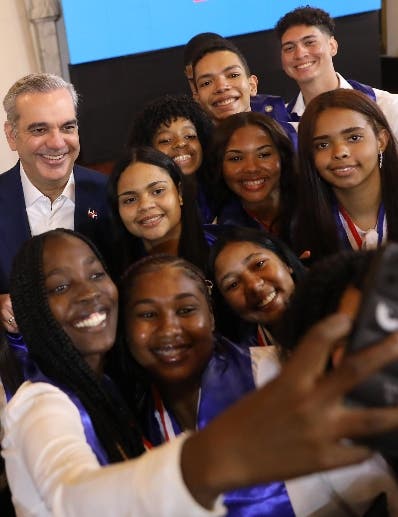 Gobierno reconoce 150 estudiantes meritorios