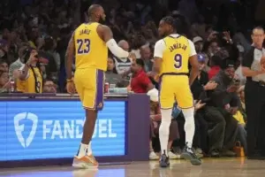 LeBron y Bronny hacen historia y la era Redick en los Lakers empieza con sonrisas