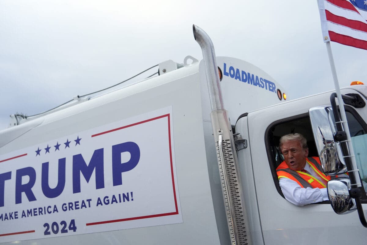 Trump llega a un mitin en un camión de basura tras la crítica de Biden