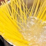 ¿Agua fría o caliente?: una nueva tendencia desafía el tradicional método de cocinar pasta