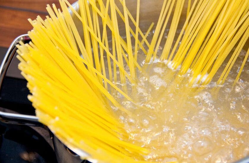 ¿Agua fría o caliente?: una nueva tendencia desafía el tradicional método de cocinar pasta