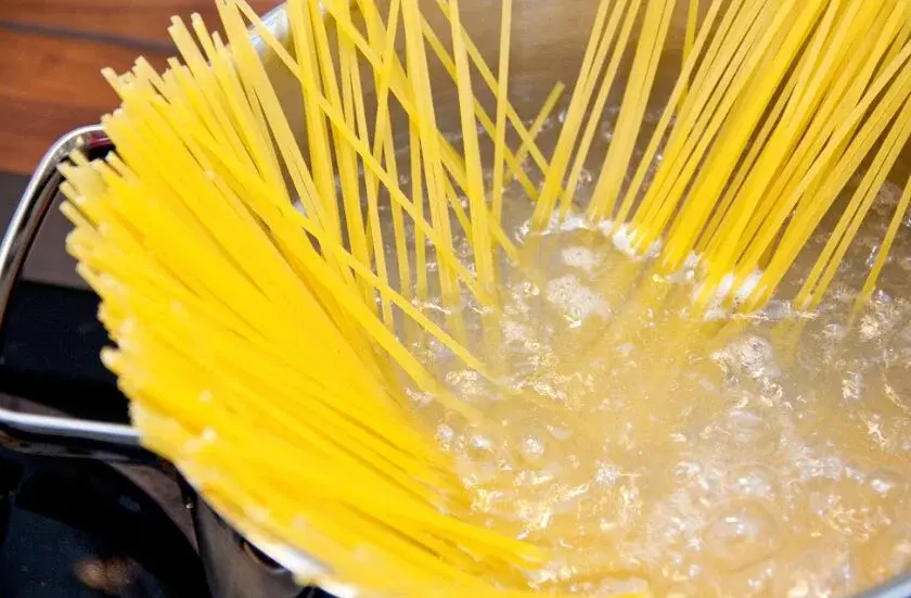 ¿Agua fría o caliente?: una nueva tendencia desafía el tradicional método de cocinar pasta