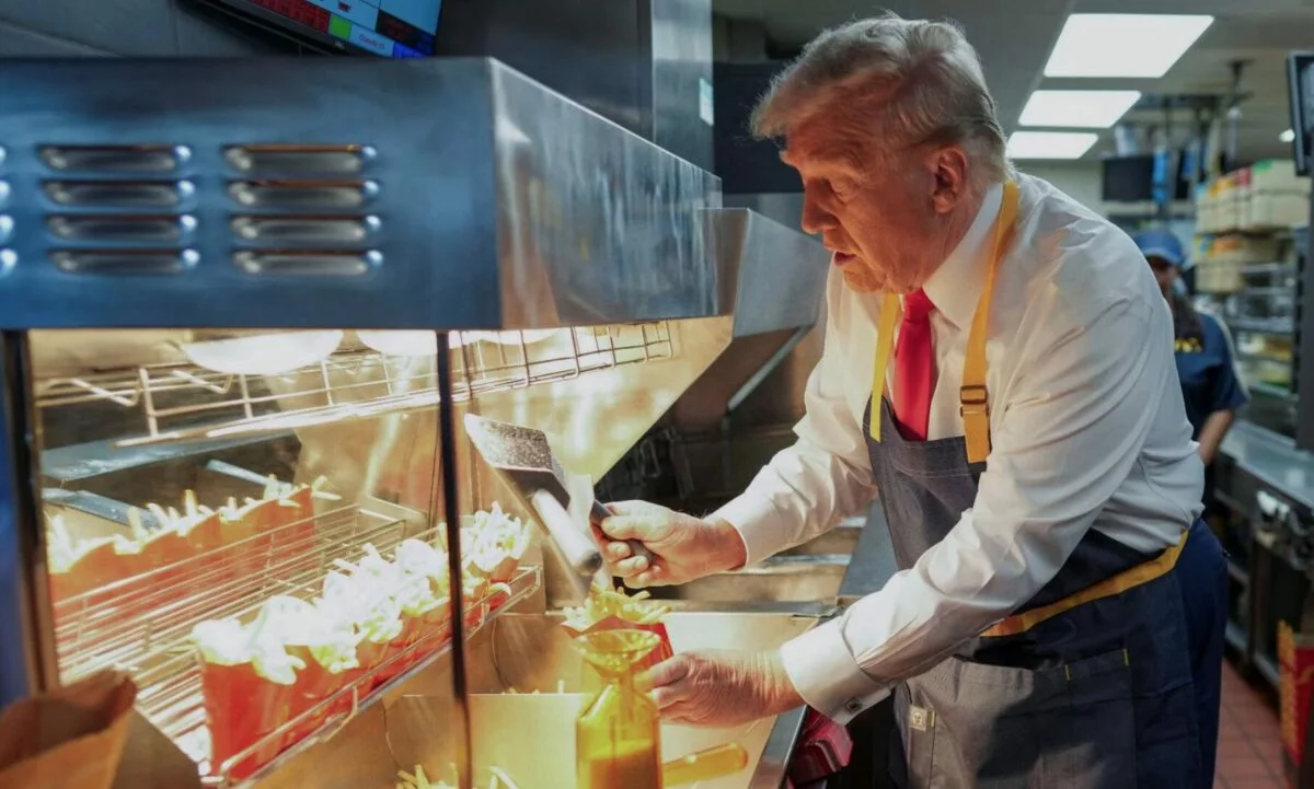 Trump cocina papas fritas en un McDonald's y afirma que Harris nunca trabajó en uno