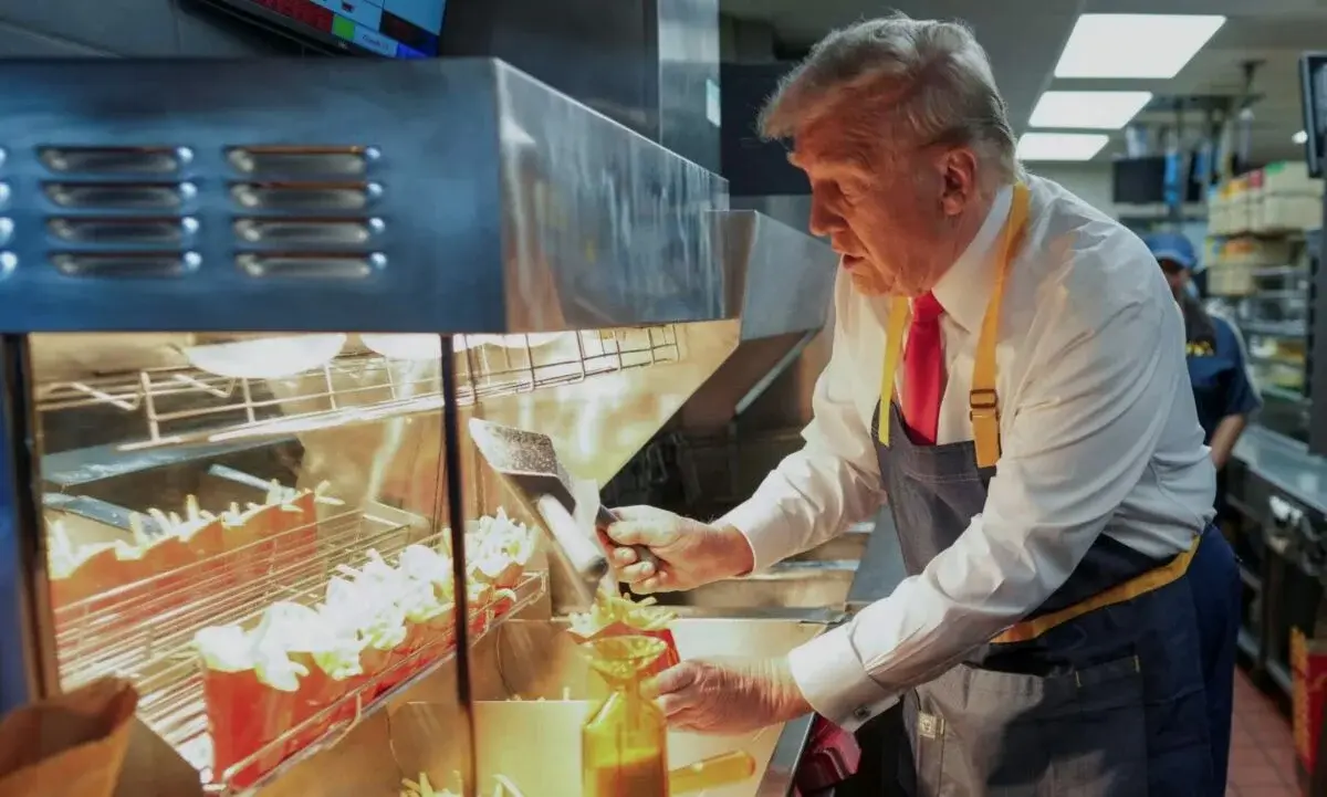 Trump cocina papas fritas en un McDonald’s y afirma que Harris nunca trabajó en uno