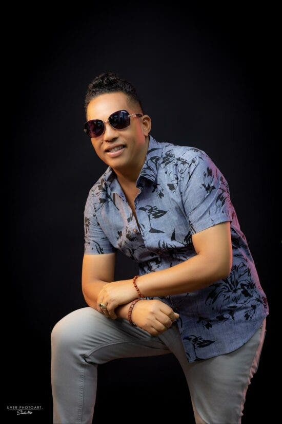 Cantante  Carlos Marine promociona bachata