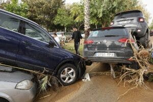 Estado de vehículos por las Inundaciones en la zona de Picaña, Valencia. EFE