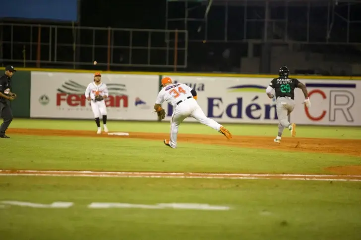 Estrellas derrotan a los Toros 3-1 en el día de apertura del campeonato