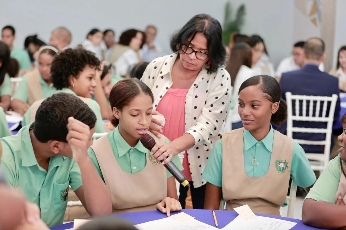 Líderes sociales, empresarios y jóvenes presentan inquietudes sobre reforma policial