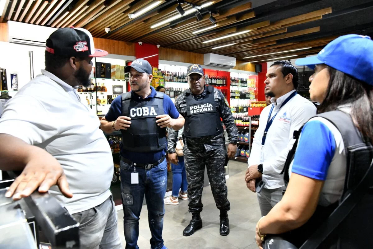 Autoridades intervienen 21 establecimientos comerciales en La Romana; clausuran uno