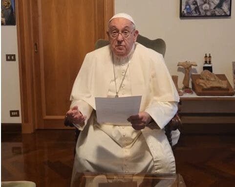 Papa Francisco llama a periodistas a combatir la desinformación