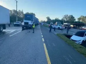 Al menos de 16 heridos tras choque de cinco vehículos en la autopista Duarte