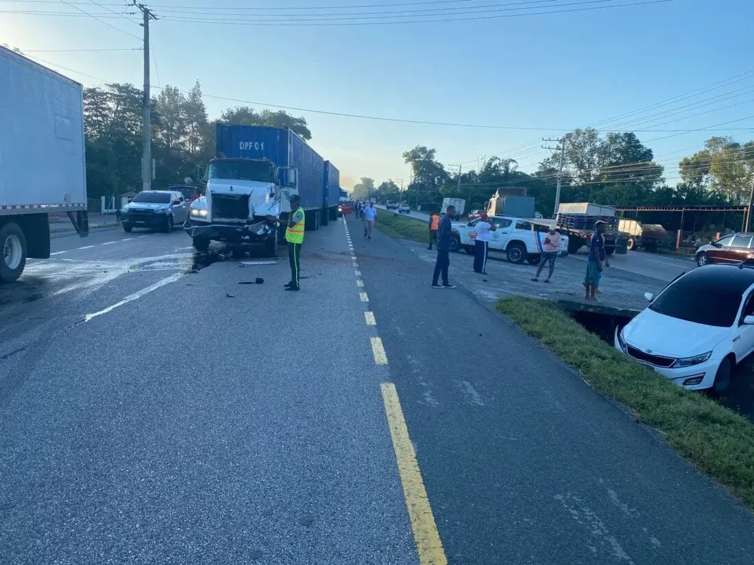 Al menos de 16 heridos tras choque de cinco vehículos en la autopista Duarte