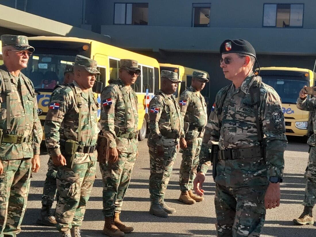 Comandante General del ERD supervisa tropas que participarán en operativos dispuestos por el Consejo de Seguridad y Defensa Nacional