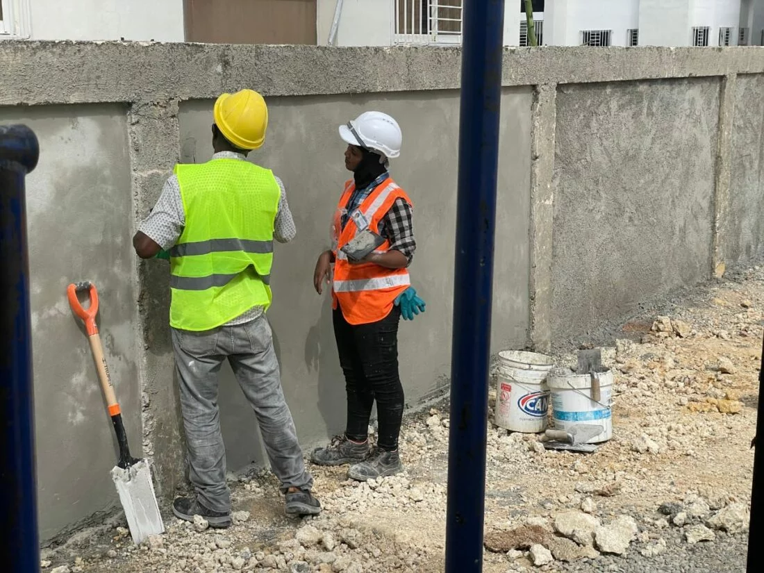 Voluntarias dominicanas participan en la construcción de Salones del Reino de los Testigos de Jehová